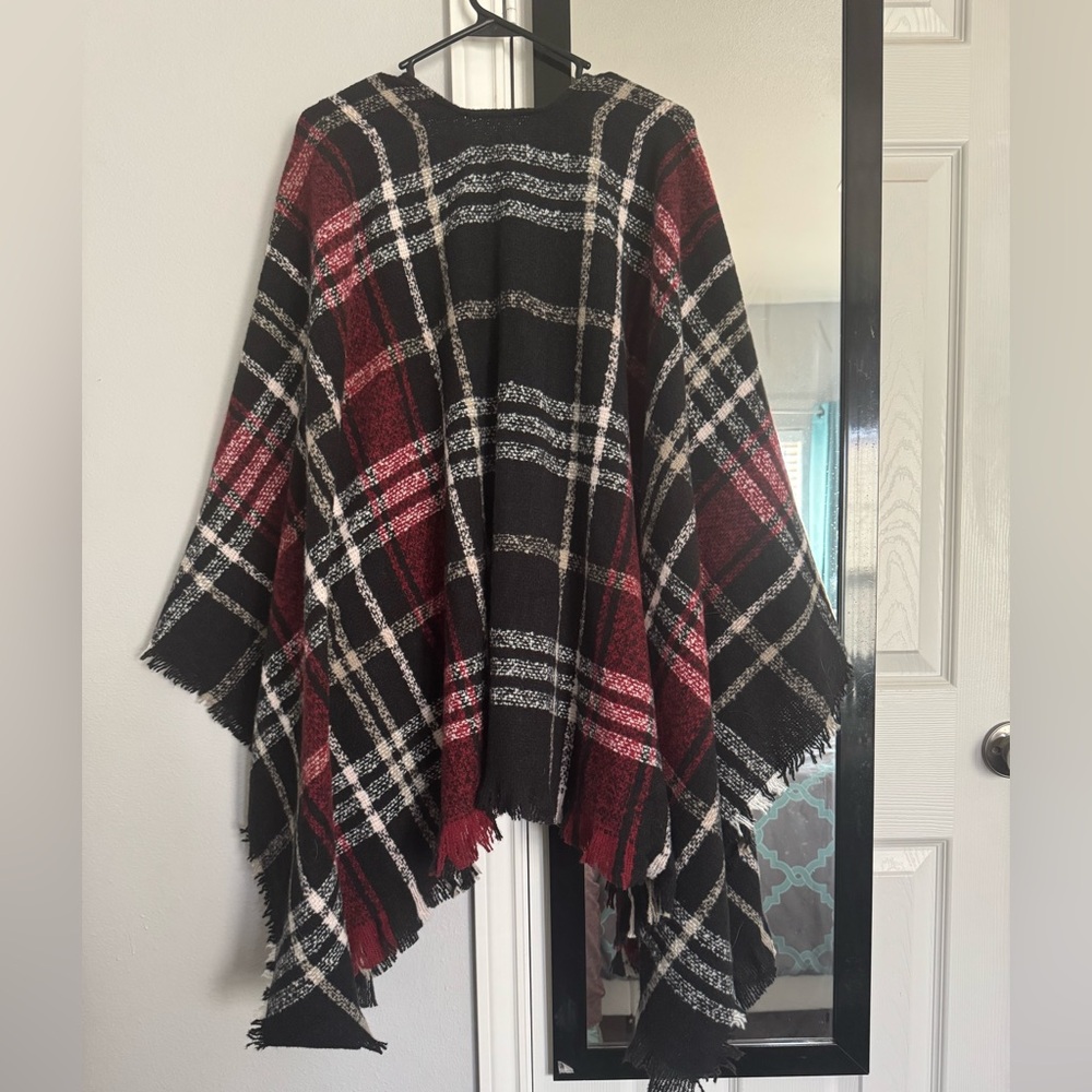 NWOT❤️MAURICES❤️ Oversized Poncho Style Sweater Black, Burgundy, White Plaid - Picture 4 of 9